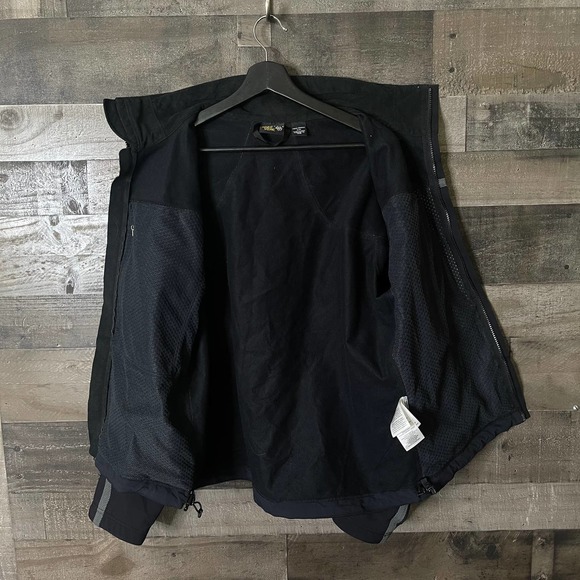 SOLD Mountain Hardwear Synchro Conduit Softshell - Picture 4 of 4